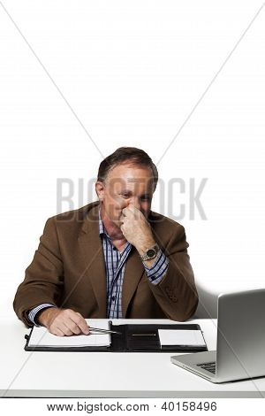 Mogna affärsman titta på Laptop med Hand på hakan