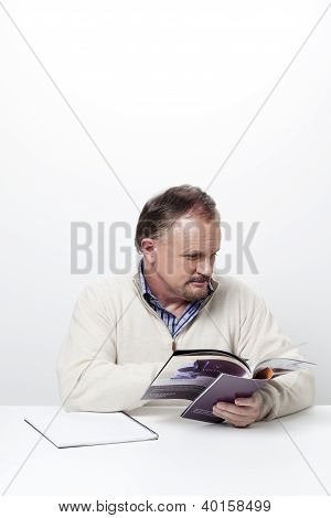 Mogna affärsman läser en tidning