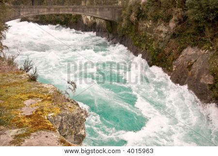 Fiume trasformando in ruggenti cascate