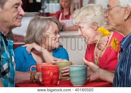 Coppie Senior chiacchierando In Cafe