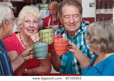 Donna sorridente brindare con gli amici