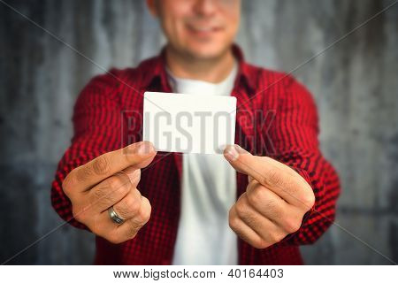 Bauarbeiter mit Visitenkarte