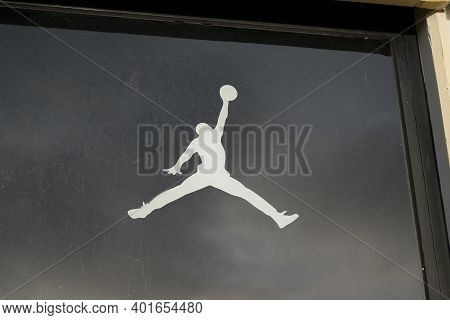 Bordeaux , Aquitaine  France - 12 28 2020 : Jordan Air Nike Jumpman Logo Store Sign On Windows Sport
