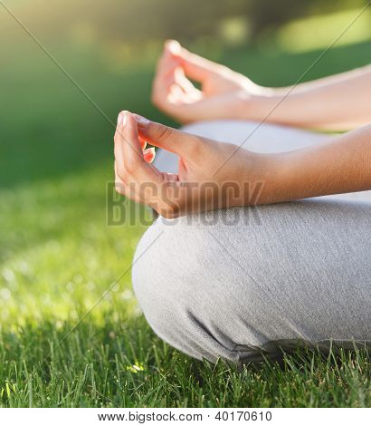 Aantrekkelijke jonge vrouw doen Yoga