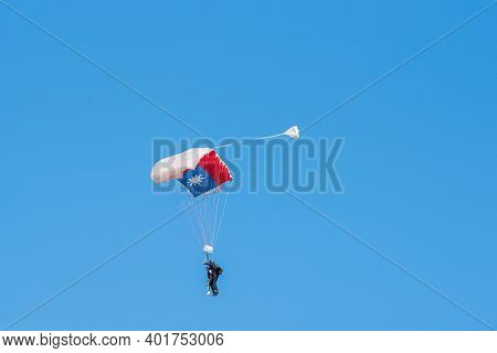 Jurien Bay, Wa / Australia - 07/11/2020 Tandem Skydiving Is One Of The Most Popular Ways To Experien