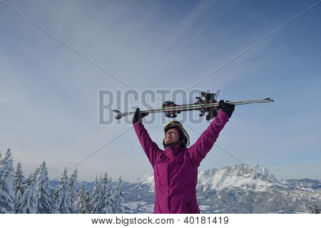 Szczęśliwa kobieta młody narciarski na górze mountaint na zimowe zabawy