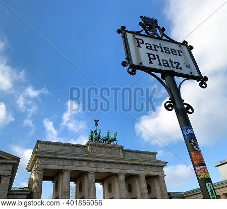 Berlin, Germany, 10 November 2019: Close Up View Of Parizer Platz Sign With The Brandenburger Tor In