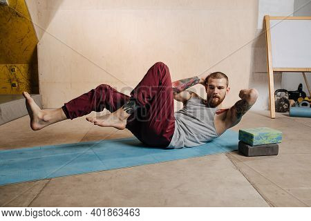 Determined Young Disabled Armless Man Training In The Gym, Doing Side Crunches