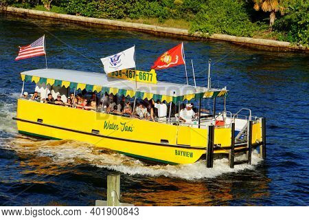 Fort Lauderdale, Florida, U.s.a - November 18, 2018 - Bayview Water Taxi Cruising With Tourists On T