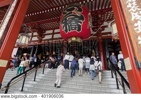Tokyo,japan - May 28 : Unidentified Tourists In The Senso-ji Temple On May 28,2014 In Tokyo,japan.th