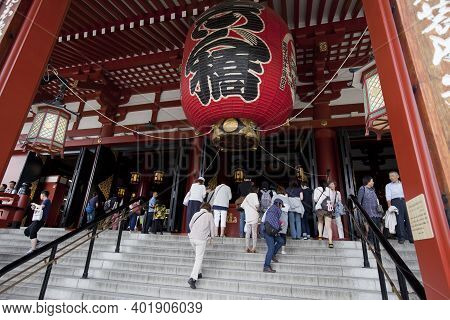 Tokyo,japan - May 28 : Unidentified Tourists In The Senso-ji Temple On May 28,2014 In Tokyo,japan.th