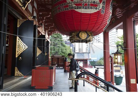 Tokyo,japan - May 28 : Unidentified Tourists In The Senso-ji Temple On May 28,2014 In Tokyo,japan.th