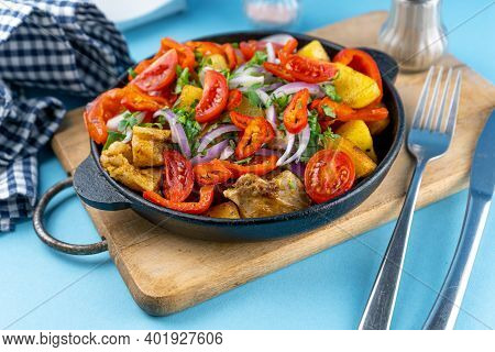 Pork Ojakhuri With Vegetables. Meat, Potatoes, Onions, Herbs, Peppers Cooked And Served In A Skillet
