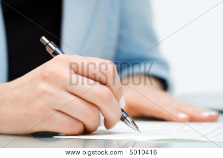 Empresaria de firmar el contrato.