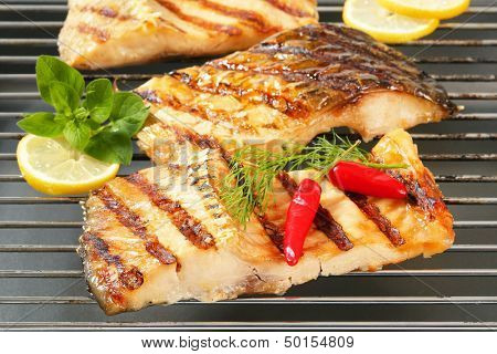 Grillet filety karpia z ziół i papryka chili na ruszt siatka