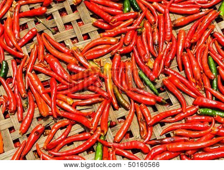 Rode chilipepertjes op de mand