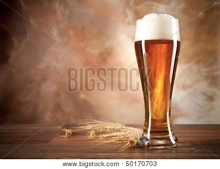 Bicchiere di birra sul tavolo di woden
