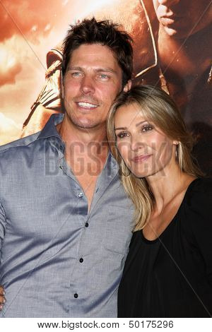LOS ANGELES - 28 agosto: Michael Trucco, Sandra Hess alla Premiere di 
