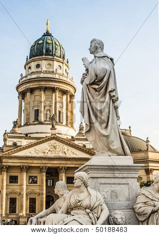 Smukke pladser i Berlin, Gendarmenmarkt, marmor statue af tyske digter Friedrich Schiller