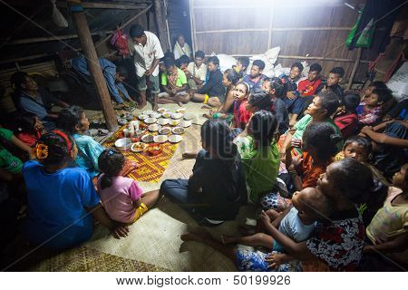 BERDUT, Malesia - 8 APR: Persone non identificate Orang Asli durante una cena cerimonia nel suo villaggio o