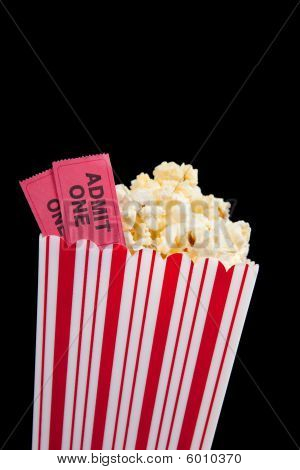 Bilhete de cinema e pipoca em um fundo preto