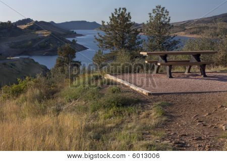 Mesa de piquenique no reservatório de costa da montanha