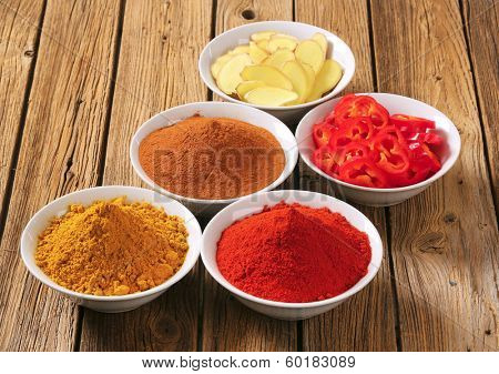 five kinds of spice in bowls