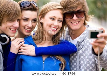 Gruppe von Freunden unter Foto
