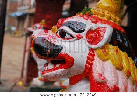 Farverige gamle skulptur af nepal