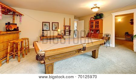 Entertainment Room In Hawaian Style With Pool Table