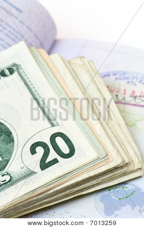 ดอลลาร์ และหนังสือเดินทาง