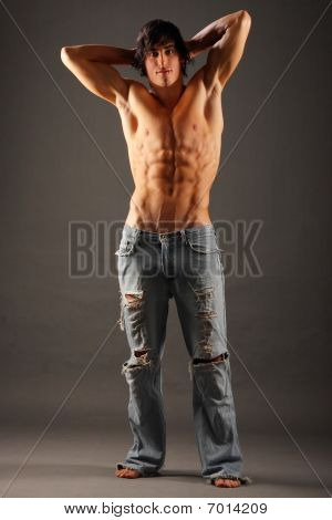 Jovem muito musculoso Seminua em pé masculino
