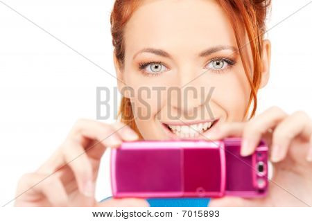 Donna felice con fotocamera telefono