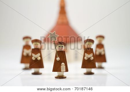 Handcrafted Carolers with white background, produced in Erz Mountains, Germany