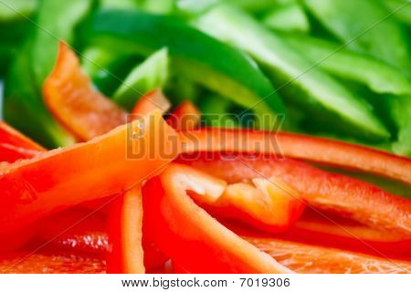 Gros plan des poivrons rouges et verts hachés