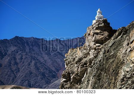 Roadside stupas