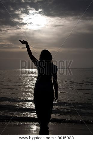 Una silueta de una hermosa niña contra la puesta de sol.