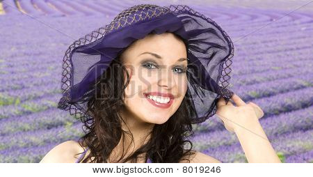 Ragazza In campo color lavanda