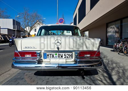 Beautiful Oldtimer Take Place In The Mtk Classics 2011 To Support The Politician Cyriax
