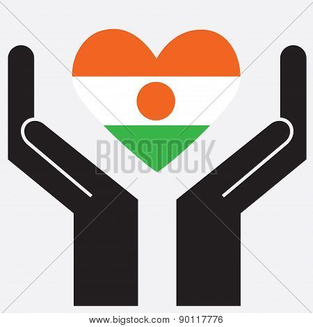 Hand showing Niger flag in a heart shape.