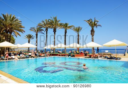 Bugibba, Malta - April 23: The Tourists Are On Vacation At Popular Hotel On April 23, 2015 In Bugibb