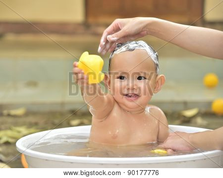 baby bathing