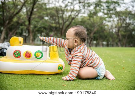 baby playing crawling and sitiing