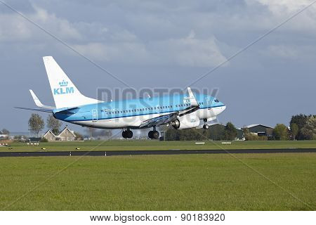 Amsterdam Airport Schiphol - Boeing 737 Of Klm Lands
