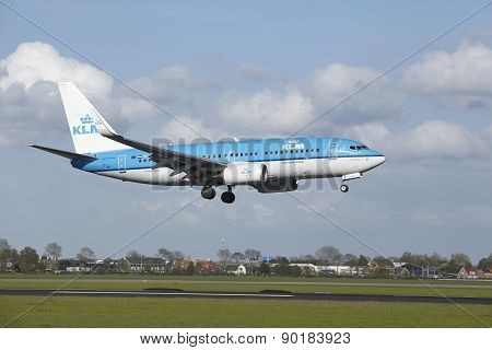Amsterdam Airport Schiphol - Boeing 737 Of Klm Lands