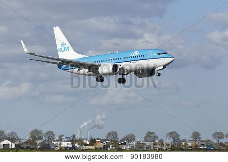 Amsterdam Airport Schiphol - Boeing 737 Of Klm Lands