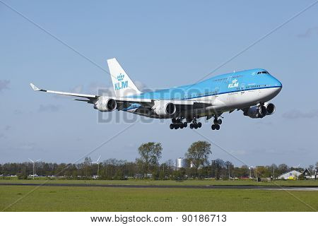 Amsterdam Airport Schiphol - Boeing 747 Of Klm Lands