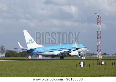 Amsterdam Airport Schiphol - Boeing 737 Of Klm Lands