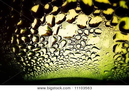 Verdes gotas de água - luz da parte traseira. Macro