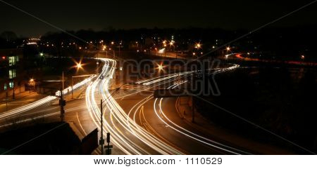 แยกทางหลวงในยามค่ำคืน